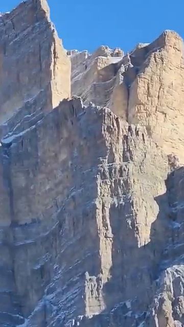 Курноят перевал. Скалы Замки с наибольшей высотой гора Метеген 3154 м.