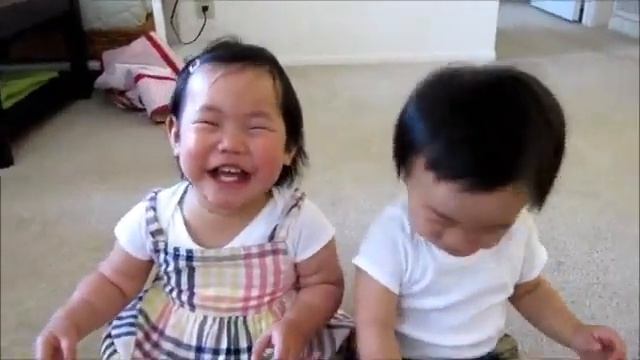 Забавный хохот двух детишек смотреть онлайн