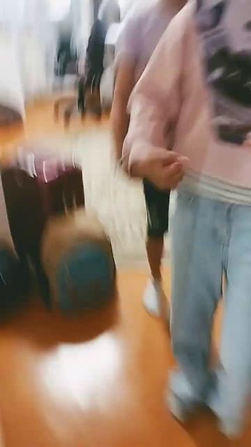 я сегодня у ежяю домой а я хочу быть с Элизочкой 😭😭😭