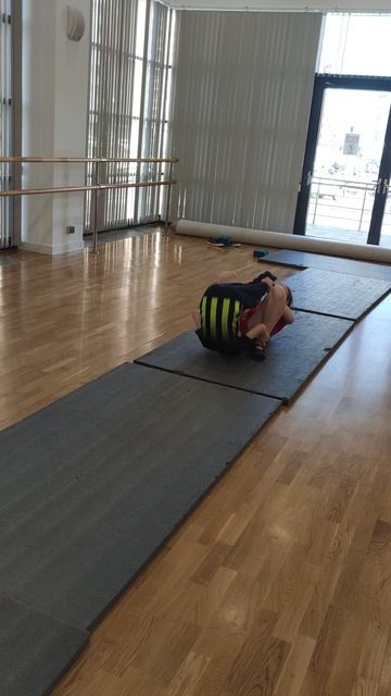 Кувырок в паре с мальчиком