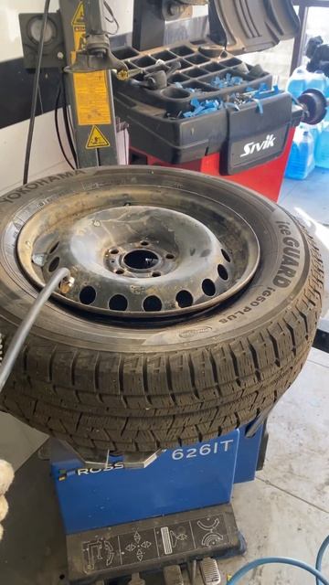 Вот так вот происходит переобувка колеса #астрахань #ш смотреть онлайн