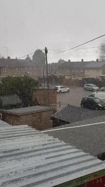 Вот такая погода в Англии сегодня. #shorts #snowing #Снег #Today_in смотреть онлайн