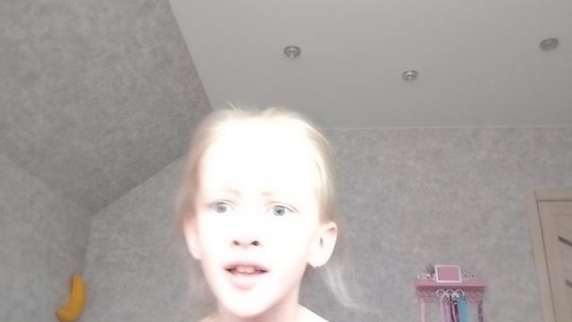 пришла из школы, купила себе и Милане красивую ручку