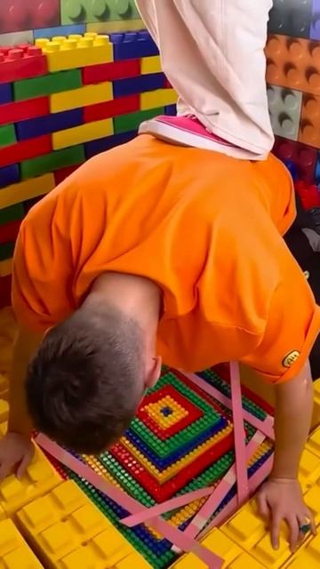 А зачем он тогда назвал Риви малышка если она не малыш? смотреть онлайн