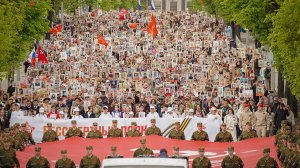 Бессмертный полк вновь прошел в «живом формате» в Казани