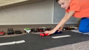 Марк собирает новую машину и распаковывает новые маленькие машинки