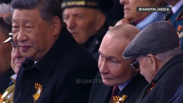 Легендарная машина вновь едет по площади смотреть онлайн