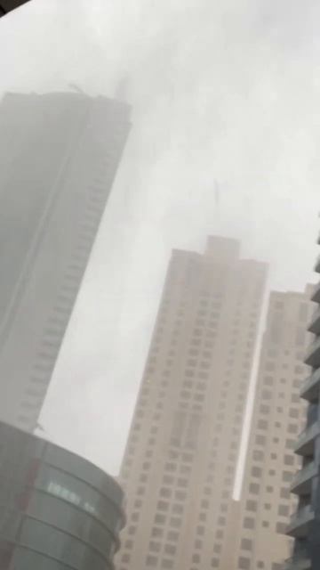 В Дубае дождь смотреть онлайн