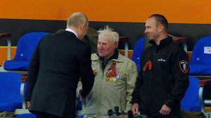 Владимир Путин тепло пообщался с гостями парада - ветеранами Великой Отечественной