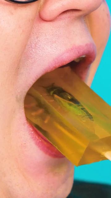 Мальчик ест сладкое. смотреть онлайн