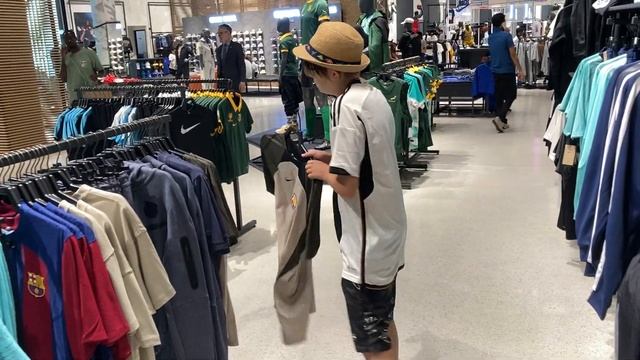 Дубай, ОАЭ. Саша в Dubai Mall зашёл в магазин Nike