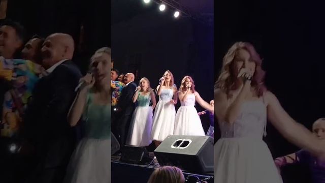 А надо просто жить! -заключительная песня Гатчинских в смотреть онлайн