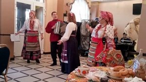 Пусть бегут неуклюже пешеходы по лужам  _ песни из Юбил