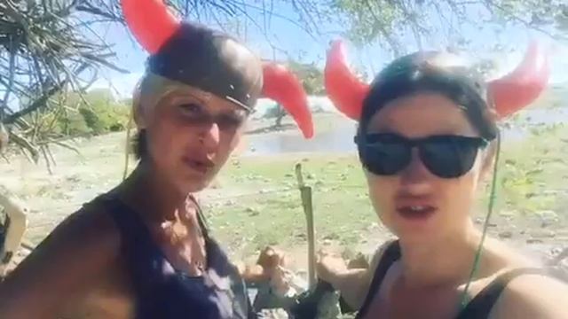 Вайны из Намибии на фоне диких животных. Парк Этоша смотреть онлайн