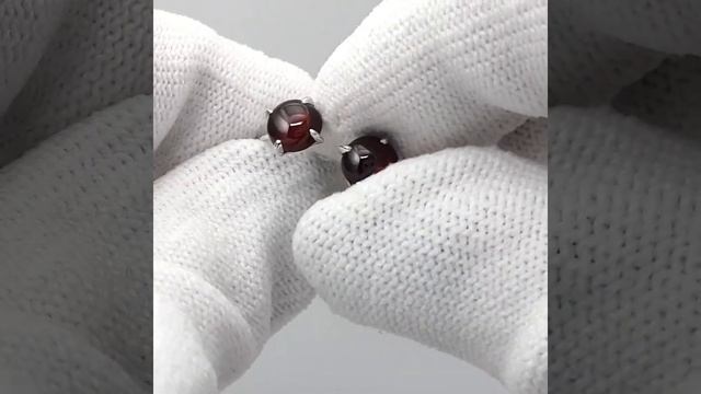 Кольцо с молитвой из белого золота 585 пробы. Гранаты.