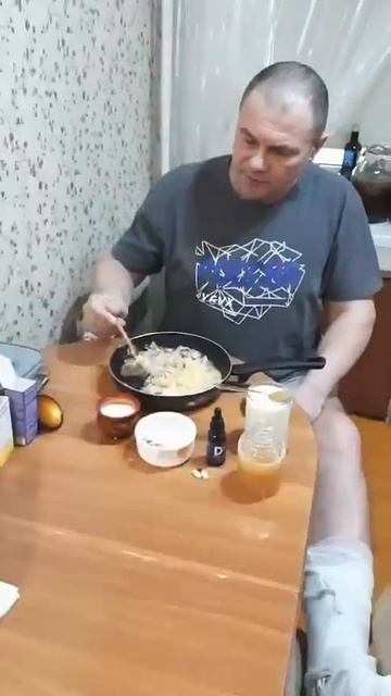 Главное правило - есть прямо из сковородки! Так вкусне? смотреть онлайн