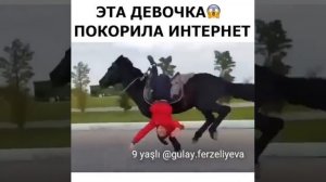 маленькая девочка лихо скачет на коне