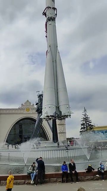 ВДНХ . Макет ракеты- носителя "Восток" и фонтаны. Вернит смотреть онлайн