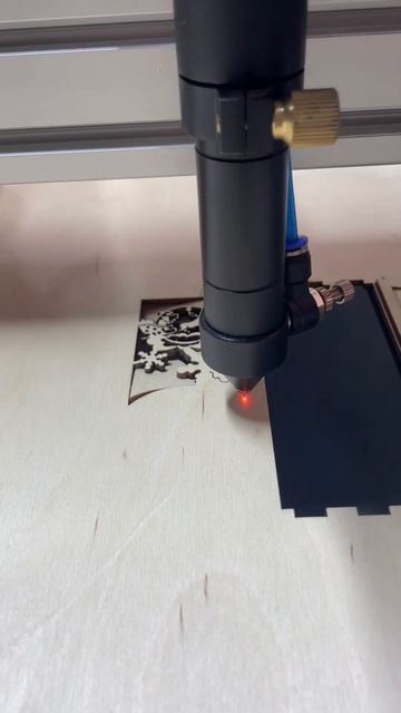 Лазерная резка. Новогодний фонарик на СО2 лазере❄️ смотреть онлайн