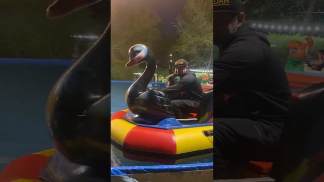 Амирхан и Азалия катаются в поезде . Детское развлечен смотреть онлайн