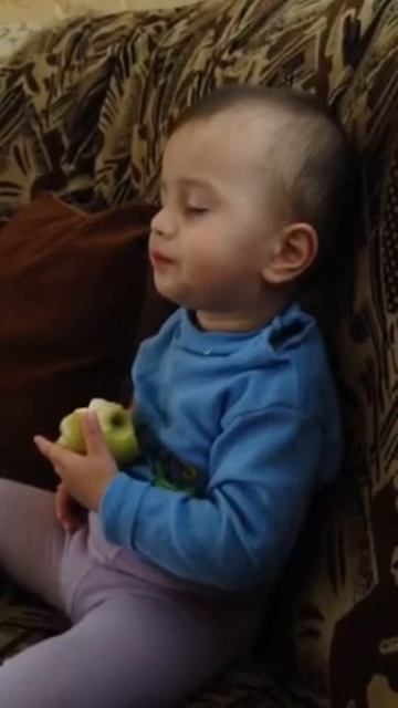 Смотреть всем!!! Малыш ест и спит) смотреть онлайн