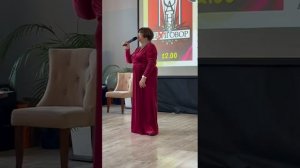 Алла исполняет романс «Белой акации гроздья душисты?