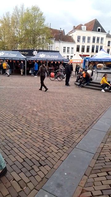 🤩КОРОЛЕВСКИЙ ДЕНЬ .ФОНТАН В ЦЕНТРЕ, завтра ПРАЗДНИК. смотреть онлайн