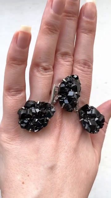 Комплект кольцо и серьги с гранатом черным кристалл м? смотреть онлайн