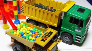 КАТАЕМ РАЗНОЦВЕТНЫЕ ШАРИКИ В МАШИНКАХ СТРОИТЕЛЬНАЯ ТЕХНИКА ДЛЯ ДЕТЕЙ КАНАОЛ ИГРАЛКИ-ЗАЛИПАЛКИ