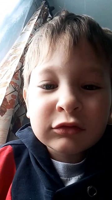 Фанат Цоя ест бумагу😂 (видио из маево тг) смотреть онлайн