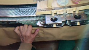 как вязать ложный ажур или панчлейс на вязальных машинах. Лицевой и изнаночный панчлейс.