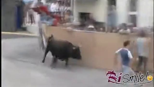 Сумасшедшие против быков смотреть онлайн