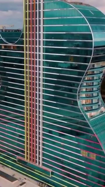 самый знаменитый небоскрëб сети Hard Rock, отель в виде ги? смотреть онлайн