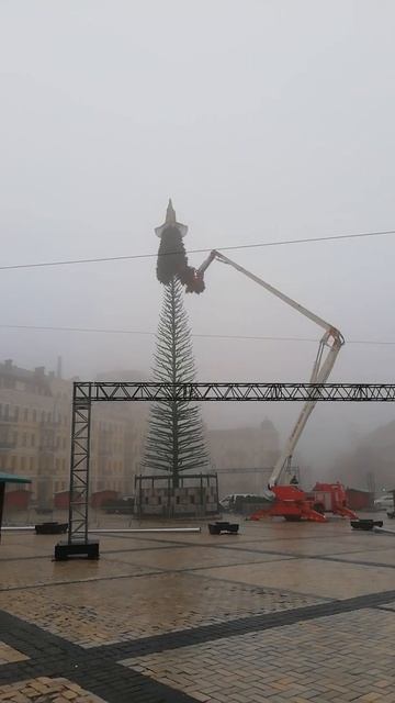 Монтаж и установка главной новогодней ёлки в Киеве. 5.12 смотреть онлайн