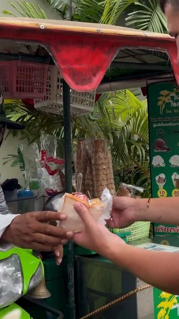 А вы ели МОРОЖЕНОЕ В КУСОЧКЕ ХЛЕБА?!?😆 #thailand #phuket #travel #ma смотреть онлайн