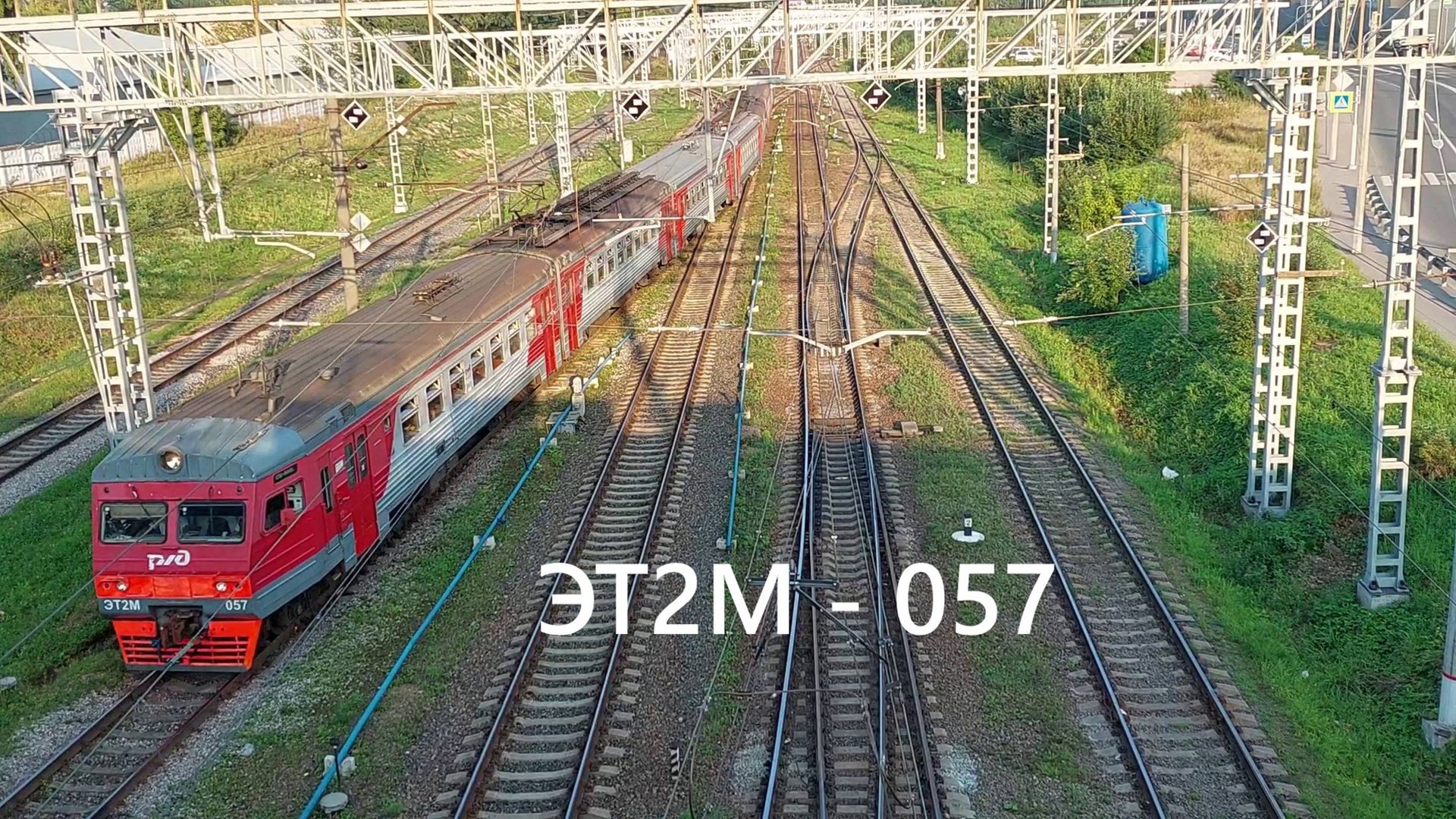 Электропоезд ЭТ2М - 057 со станции "Ржевка" прибывает на платформу "Пискаревка" 23.06.2023 года