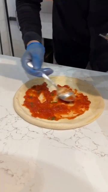 ПРИГОТОВЛЕНИЕ ТЕСТА ДЛЯ ПИЦЦЫ В НАШЕМ РЕСТОРАНЕ #shorts смотреть онлайн