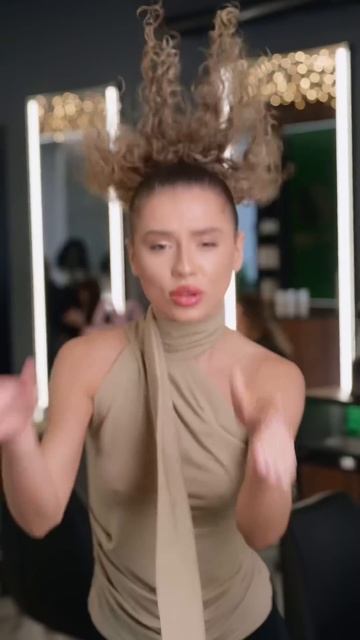 Прическа à La Bella Hadid для кудрявых: стильно и без лишнего