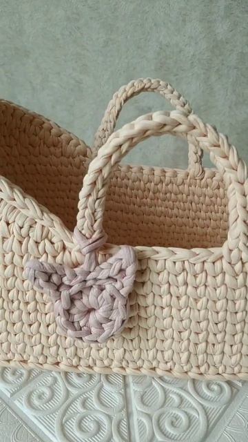 Обзор " Люлька с подвеской Кошечка для куклы 32-34 см из трикотажной пряжи" Размер внутри 36*16 см смотреть онлайн