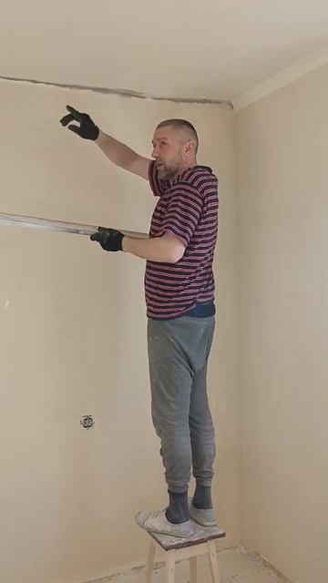 Булка на потолке —как приклеить плинтус? смотреть онлайн