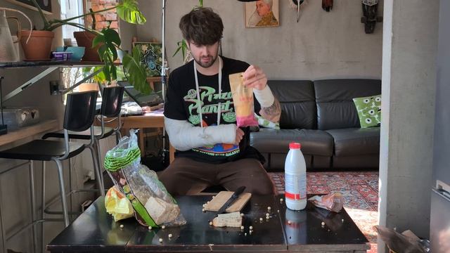 Гайд о том КАК ЕСТЬ ЕСЛИ У ВАС СЛОМАНА РУКА смотреть онлайн