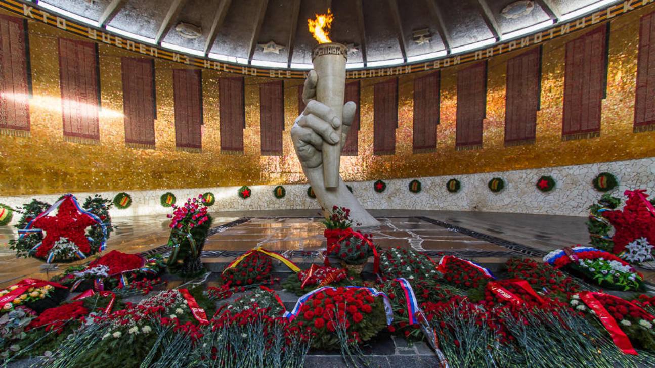 Максим Харкевич. Розы на мраморных плитах смотреть онлайн