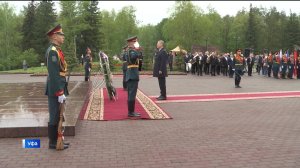 Радий Хабиров возложил цветы к Вечному огню в уфимском парке Победы