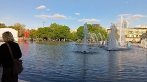 Парк Горького, Москва. Центральный вход,музыкальный фонтан с музыкой ко дню победы. Красиво!