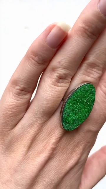 Кольцо с уваровитом зеленым гранатом овальное на руке смотреть онлайн
