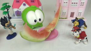 Щенячий патруль и Ам Ням едят арбуз. Игрушки для детей.