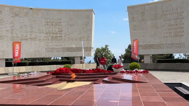 Ялта. С днем Победы! Вечный огонь. Мемориал "Холм Славы". 08.05.2025. Дарсан. Крым. Crimea. Yalta. смотреть онлайн