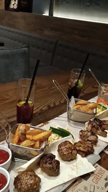 после тренировки, ужин)