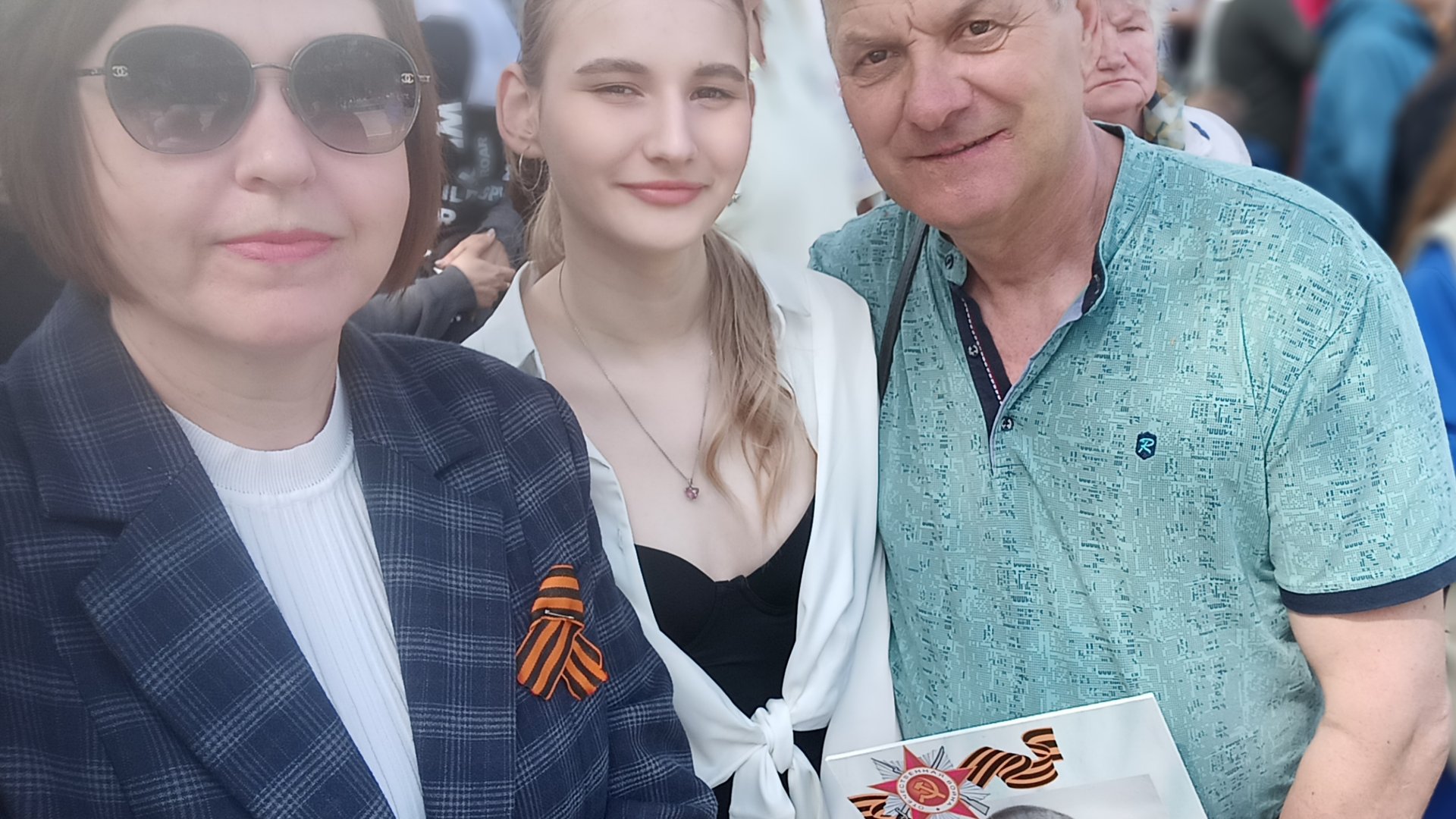 С праздником, друзья! С днём Победы! Мы скромно отмечаем. смотреть онлайн