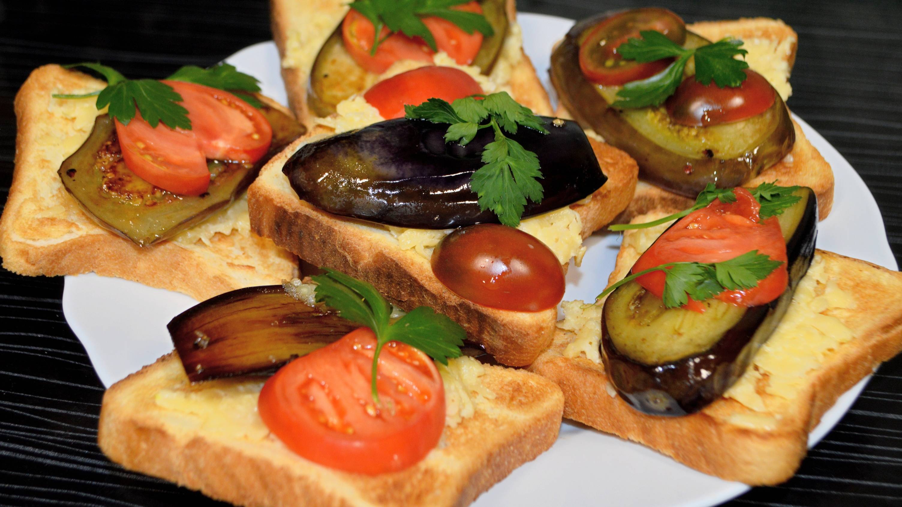 Бутерброды с баклажанами на праздничный стол. Простая и быстрая закуска.